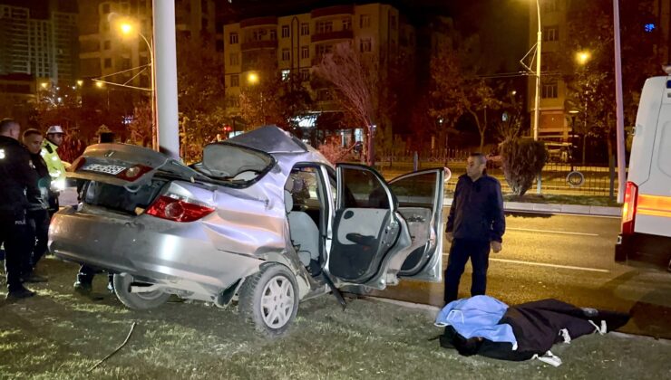 Malatya’da Trambüs Direğine Çarpan Otomobilde 1 Ölü, 1 Ağır Yaralı