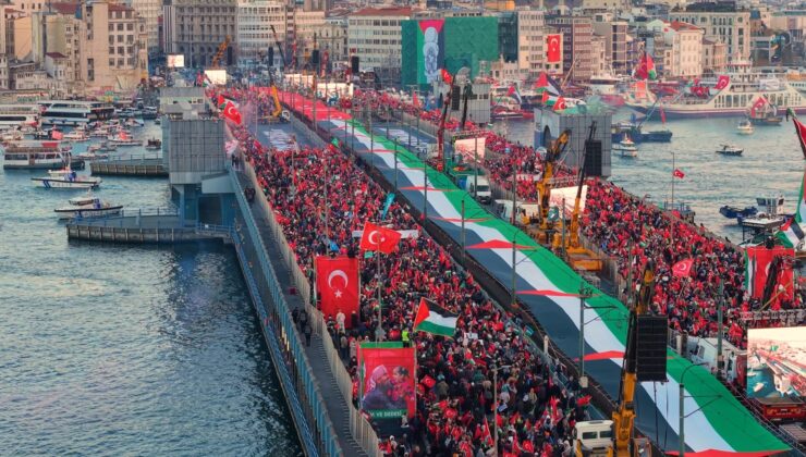 Bakan Bolat’tan Galata Köprüsü’nde Filistin Mesajı: “İsrail Tarihe Lanetlenen Bir Ülke Olarak Geçti”