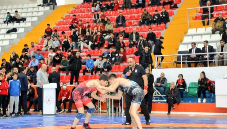 Kars’ta U-17 Grup Güreş Müsabakaları Başladı