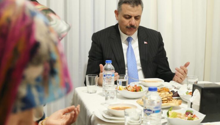 İçişleri Bakanı Mustafa Çiftçi Depremzede Aileyle İftar Sofrasında Buluştu