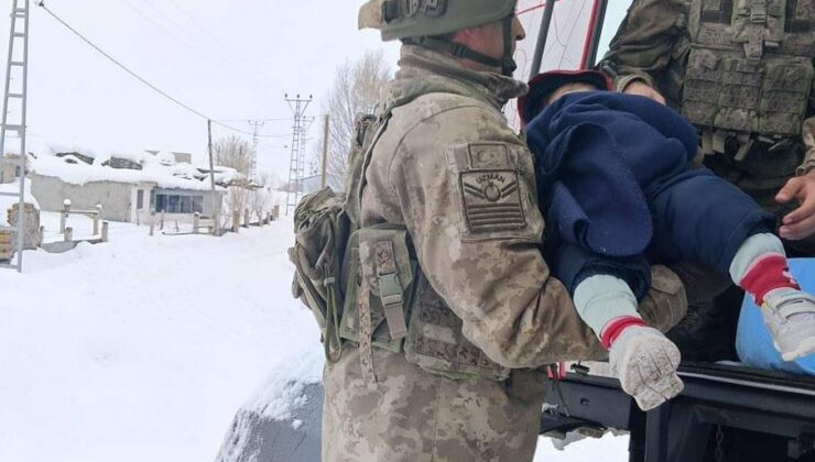 Kars’ta Kar Nedeniyle Yolu Kapanan İki Çocuğun İmdadına Mehmetçik Yetişti