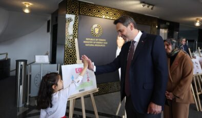 Bakan Bayraktar Minik Ressamlarla Buluştu: “Türkiye Vizyonu İlham Kaynağımız”