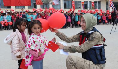 Siirt’te Jandarma, Milli Aile Haftası Kapsamında Farkındalık Etkinlikleri Düzenledi