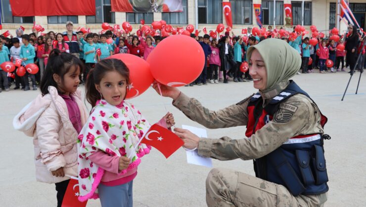 Siirt’te Jandarma, Milli Aile Haftası Kapsamında Farkındalık Etkinlikleri Düzenledi
