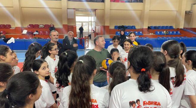 Vali Ziya Polat Voleybol Antrenmanında Öğrencilerle Buluştu