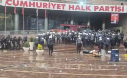 Polis Ekipleri CHP Genel Merkezi’ne Girdi: Bahçe Kapısı Yıkıldı, Biber Gazlı Müdahale Gerçekleşti