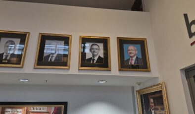 Kemal Kılıçdaroğlu’nun Fotoğrafı Ve İsimliği CHP Genel Merkezi’ne Yeniden Asıldı