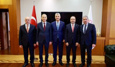 Ticaret Bakanı Ömer Bolat Bakanlık Personeliyle Bayramlaştı: Türkiye Yüzyılı Hedefleri Doğrultusunda Kararlılık Mesajı
