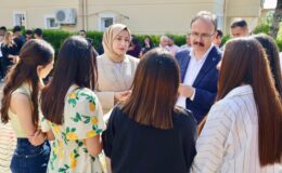 Vali Kızılkaya Bayram Namazı Sonrası Vatandaşlarla Bayramlaştı, Görev Başındaki Personeli Ziyaret Etti