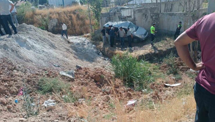 Erciş’te hafif ticari kamyonet takla attı: 4 yaralı