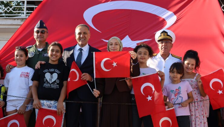 TCG Anadolu Ve TCG Heybeliada Yalova Açıklarında Yürüyen Köşk’ü Selamladı