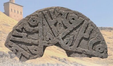 Ani Ören Yeri’nde Kufi Hat Sanatıyla İşlenmiş Tarihi Taş Gün Yüzüne Çıkarıldı